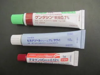 三種類の薬(軟膏・クリーム)