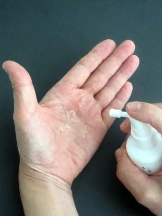手に薬液を噴出した写真